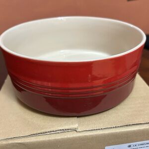 Le Creuset Cerise Stoneware 9 in round baker / bowl~new